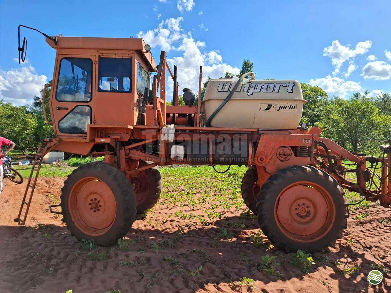 PULVERIZADOR JACTO UNIPORT 2000 Tração 4x2 Triamaq Tratores UBERLANDIA MINAS GERAIS MG